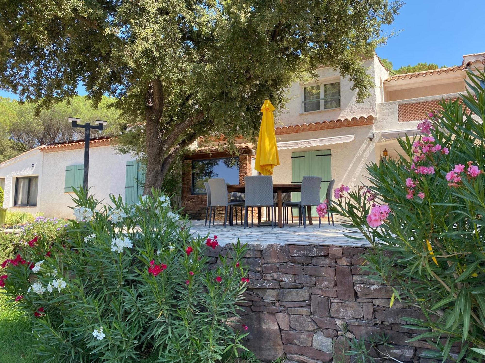 La Villa Le Cannet-des-Maures Luaran gambar