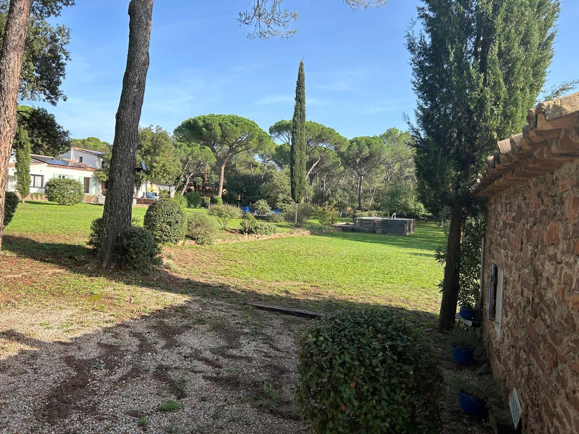 La Villa Le Cannet-des-Maures Luaran gambar