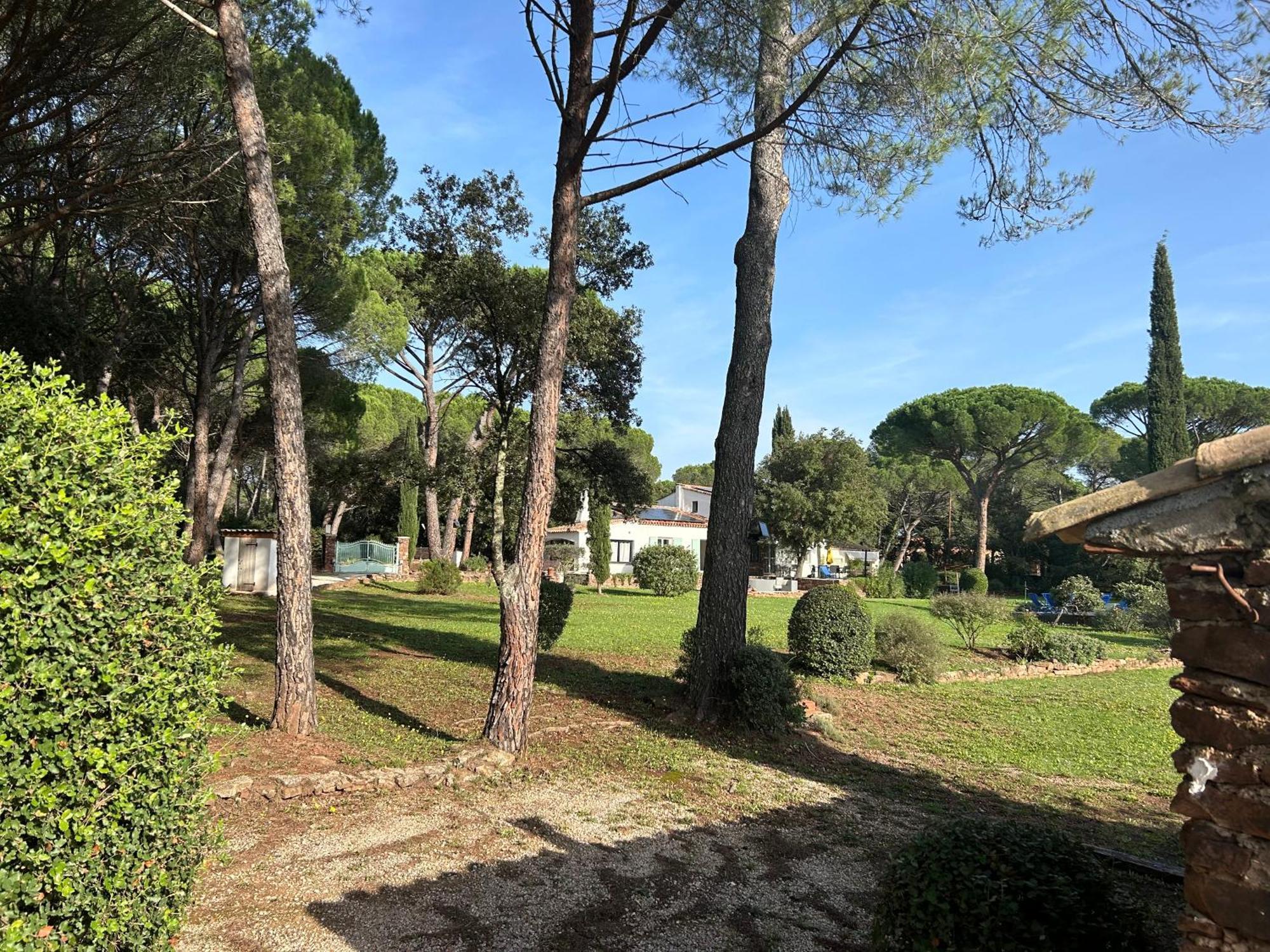 La Villa Le Cannet-des-Maures Luaran gambar